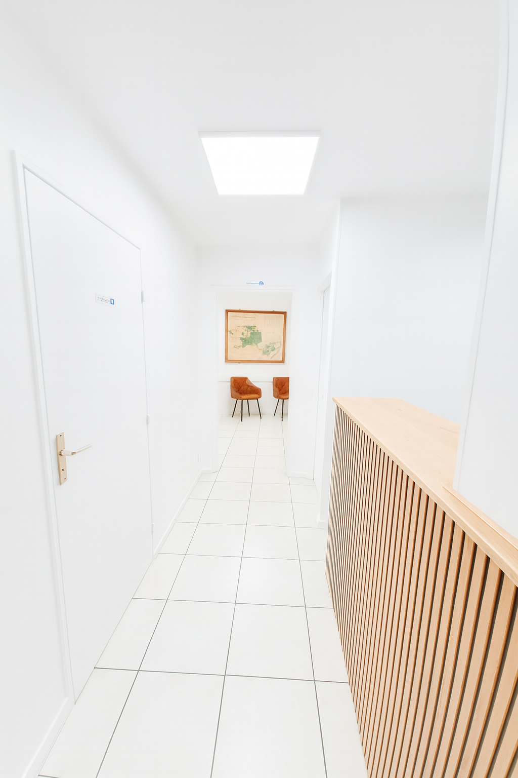Couloir du cabinet dentaire avec réception en bois