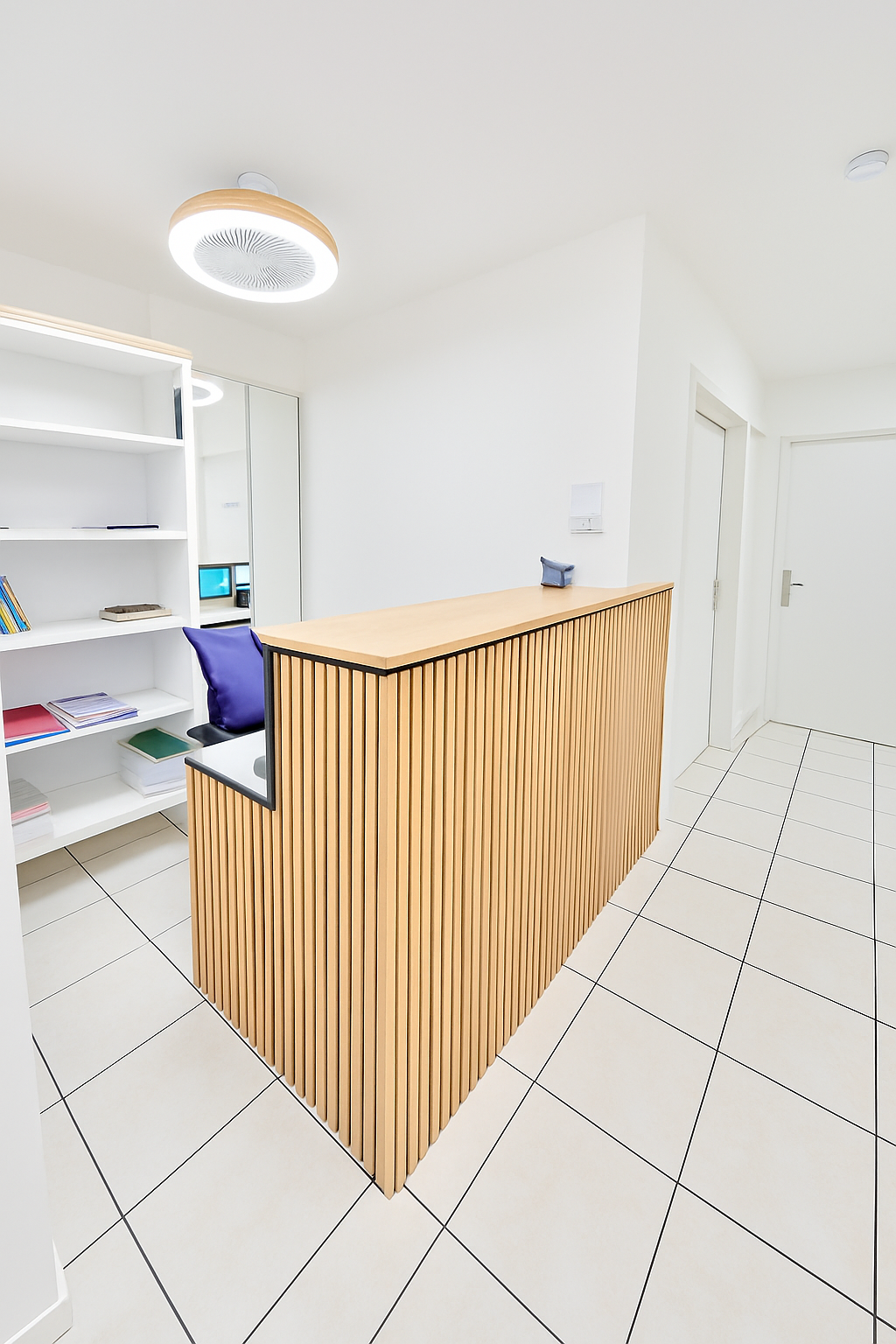 Espace accueil avec comptoir en bois moderne